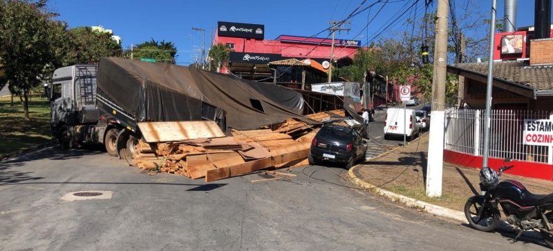 Tombamento de carreta bloqueia trecho da Joaquim Alves Corrêa em Valinhos