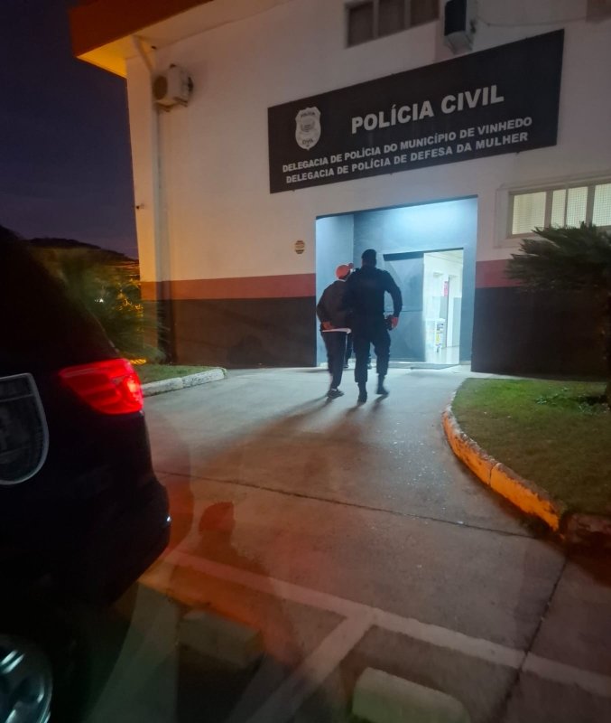 Homem é detido após roubo e agressão em supermercado de Vinhedo