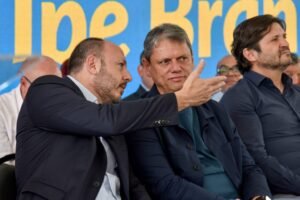 Na entrega de novas moradias, prefeito confirma obras viárias para Rio Claro
