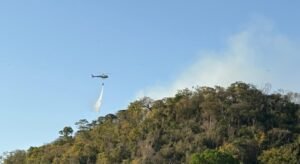 Helicóptero Águia reforça combate a incêndios em Valinhos neste domingo