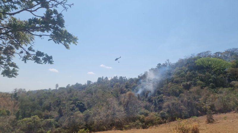 Helicóptero Águia reforçou combate às queimadas em Valinhos no sábado