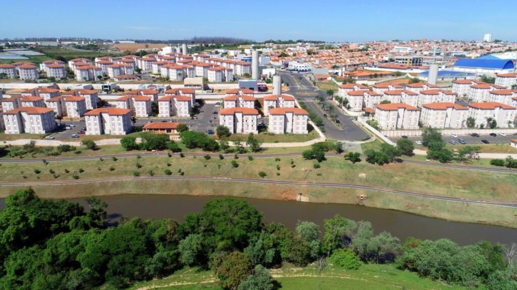 O prefeito Dr. Custódio Tavares (MDB) sancionou a Lei nº 8.342, de 3 de setembro de 2025, que institui o Programa de Subsídio Habitacional Municipal. A iniciativa será operacionalizada pela Secretaria Municipal de Habitação, com apoio do COMHABIT, responsável pela fiscalização e pelo cumprimento das regras. O programa tem como objetivo conceder subsídio financeiro a famílias de baixa renda, enquadradas nas faixas 2 e 3 do Programa Minha Casa Minha Vida (PMCMV) ou do programa Casa Paulista (Carta de Crédito Imobiliário - CCI ) do Governo do Estado de São Paulo, ou qualquer outro programa habitacional, que não impede a concessão do subsídio da LEI, bem como, programas habitacionais federais equivalentes. Pela legislação, o município poderá oferecer subsídios para auxiliar famílias na aquisição da casa própria em empreendimentos populares. O valor do benefício será de até 541 UFESP por imóvel, limitado a 541 mil UFESP que se refere ao preço social, ou seja, um valor reduzido para um produto ou serviço, tornando-o mais acessível a pessoas de baixa renda ou em situação de vulnerabilidade. O repasse será feito diretamente ao agente financeiro do empreendimento, funcionando como complemento do valor de entrada para a compra da unidade habitacional. De acordo com o prefeito Custódio Tavares, a medida representa um avanço importante nas políticas habitacionais do município. “Esse programa é mais uma ação concreta para reduzir o déficit habitacional e apoiar as famílias que mais precisam na conquista da casa própria. Estamos garantindo dignidade e oportunidade para nossa população de baixa renda”, destacou o prefeito. O secretário municipal de Habitação, Osni Wulf, reforçou a relevância da iniciativa. “Com o Subsídio Habitacional Municipal, a Prefeitura amplia o alcance dos programas já existentes e ajuda as famílias a darem o passo mais importante: conquistar a entrada da casa própria. É uma política pública que dialoga com a realidade da população e fortalece o direito à moradia”, afirmou.