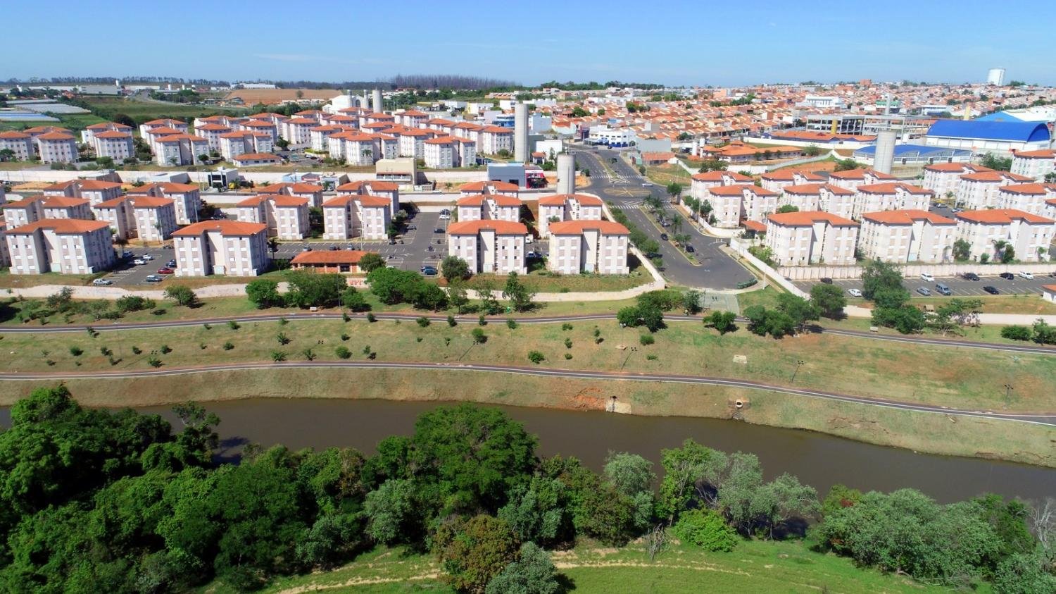 O prefeito Dr. Custódio Tavares (MDB) sancionou a Lei nº 8.342, de 3 de setembro de 2025, que institui o Programa de Subsídio Habitacional Municipal. A iniciativa será operacionalizada pela Secretaria Municipal de Habitação, com apoio do COMHABIT, responsável pela fiscalização e pelo cumprimento das regras. O programa tem como objetivo conceder subsídio financeiro a famílias de baixa renda, enquadradas nas faixas 2 e 3 do Programa Minha Casa Minha Vida (PMCMV) ou do programa Casa Paulista (Carta de Crédito Imobiliário - CCI ) do Governo do Estado de São Paulo, ou qualquer outro programa habitacional, que não impede a concessão do subsídio da LEI, bem como, programas habitacionais federais equivalentes. Pela legislação, o município poderá oferecer subsídios para auxiliar famílias na aquisição da casa própria em empreendimentos populares. O valor do benefício será de até 541 UFESP por imóvel, limitado a 541 mil UFESP que se refere ao preço social, ou seja, um valor reduzido para um produto ou serviço, tornando-o mais acessível a pessoas de baixa renda ou em situação de vulnerabilidade. O repasse será feito diretamente ao agente financeiro do empreendimento, funcionando como complemento do valor de entrada para a compra da unidade habitacional. De acordo com o prefeito Custódio Tavares, a medida representa um avanço importante nas políticas habitacionais do município. “Esse programa é mais uma ação concreta para reduzir o déficit habitacional e apoiar as famílias que mais precisam na conquista da casa própria. Estamos garantindo dignidade e oportunidade para nossa população de baixa renda”, destacou o prefeito. O secretário municipal de Habitação, Osni Wulf, reforçou a relevância da iniciativa. “Com o Subsídio Habitacional Municipal, a Prefeitura amplia o alcance dos programas já existentes e ajuda as famílias a darem o passo mais importante: conquistar a entrada da casa própria. É uma política pública que dialoga com a realidade da população e fortalece o direito à moradia”, afirmou.