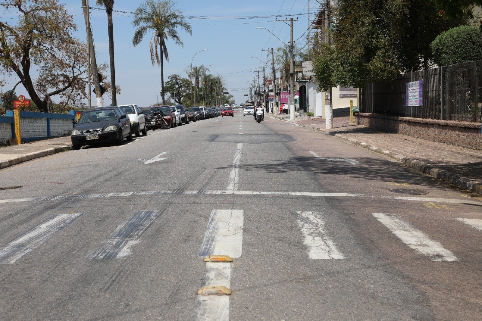 A Prefeitura de Louveira inicia uma nova etapa de melhorias nas ruas, com um investimento de aproximadamente R$ 4 milhões destinados a obras de recapeamento asfáltico. O objetivo é renovar as principais vias, elevando a qualidade de vida, segurança e mobilidade urbana. As intervenções têm início previsto para 2º de outubro e fazem parte de um pacote de obras que visa melhorar o aspecto e a trafegabilidade do município. Em um prazo de até dois meses, diversas ruas e avenidas passarão por recapeamento de alta qualidade, contribuindo para uma cidade mais moderna e acessível. Para minimizar os transtornos à população, as obras serão realizadas principalmente durante o período da noite. A divulgação do calendário das intervenções acontecerá a cada semana, garantindo maior organização para moradores e motoristas. Solicitamos a colaboração de todos para que não deixem carros estacionados nas vias que serão beneficiadas a partir das 21h do dia da obra, especialmente nas áreas do cronograma de execução, a fim de facilitar o trabalho das equipes.