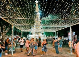 Papai Noel é recepcionado por crianças na Praça do Recanto em Mogi Guaçu