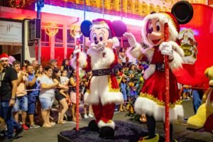 Personagens do universo infantil tomam conta da Parada de Natal de Capivari