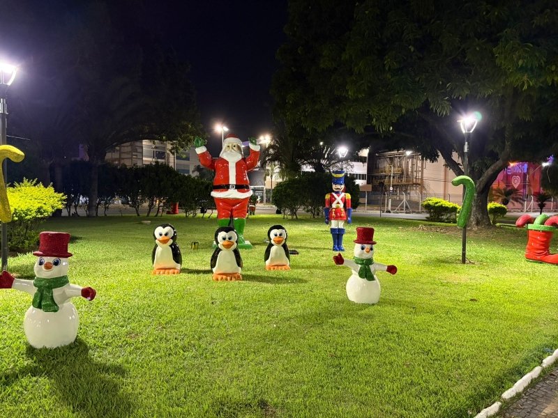 Valinhos inicia programação de Natal com chegada do Papai Noel e acendimento da árvore no Paço Municipal