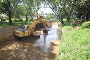 Louveira segue com ação de desassoreamento dos rios da cidade