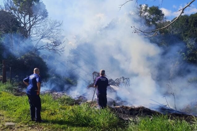 Defesa Civil combate foco de incêndio no Altos do Morumbi em Vinhedo