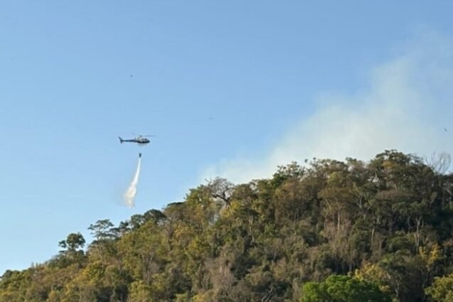 Helicóptero Águia reforça combate a incêndios em Valinhos neste domingo
