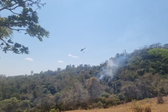 Helicóptero Águia reforçou combate às queimadas em Valinhos no sábado