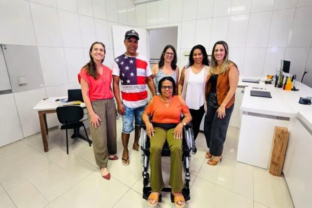 Indaiatuba entrega nove cadeiras de rodas com adequação postural e 157 aparelhos auditivos