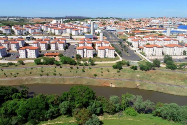O prefeito Dr. Custódio Tavares (MDB) sancionou a Lei nº 8.342, de 3 de setembro de 2025, que institui o Programa de Subsídio Habitacional Municipal. A iniciativa será operacionalizada pela Secretaria Municipal de Habitação, com apoio do COMHABIT, responsável pela fiscalização e pelo cumprimento das regras. O programa tem como objetivo conceder subsídio financeiro a famílias de baixa renda, enquadradas nas faixas 2 e 3 do Programa Minha Casa Minha Vida (PMCMV) ou do programa Casa Paulista (Carta de Crédito Imobiliário - CCI ) do Governo do Estado de São Paulo, ou qualquer outro programa habitacional, que não impede a concessão do subsídio da LEI, bem como, programas habitacionais federais equivalentes. Pela legislação, o município poderá oferecer subsídios para auxiliar famílias na aquisição da casa própria em empreendimentos populares. O valor do benefício será de até 541 UFESP por imóvel, limitado a 541 mil UFESP que se refere ao preço social, ou seja, um valor reduzido para um produto ou serviço, tornando-o mais acessível a pessoas de baixa renda ou em situação de vulnerabilidade. O repasse será feito diretamente ao agente financeiro do empreendimento, funcionando como complemento do valor de entrada para a compra da unidade habitacional. De acordo com o prefeito Custódio Tavares, a medida representa um avanço importante nas políticas habitacionais do município. “Esse programa é mais uma ação concreta para reduzir o déficit habitacional e apoiar as famílias que mais precisam na conquista da casa própria. Estamos garantindo dignidade e oportunidade para nossa população de baixa renda”, destacou o prefeito. O secretário municipal de Habitação, Osni Wulf, reforçou a relevância da iniciativa. “Com o Subsídio Habitacional Municipal, a Prefeitura amplia o alcance dos programas já existentes e ajuda as famílias a darem o passo mais importante: conquistar a entrada da casa própria. É uma política pública que dialoga com a realidade da população e fortalece o direito à moradia”, afirmou.