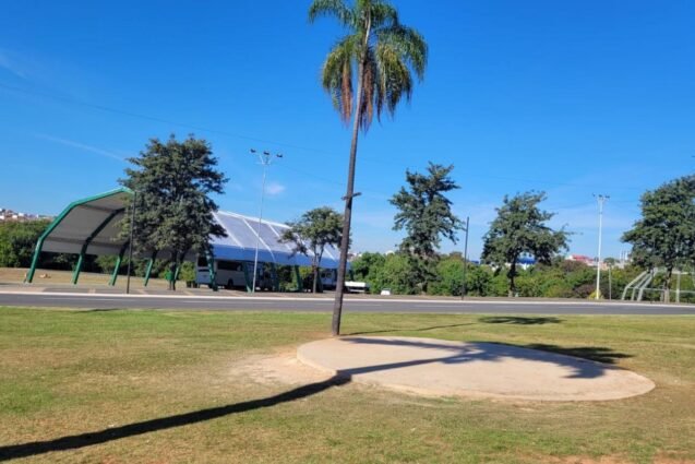 Indaiatuba terá a quarta edição da Feira Ambiental EcoPark nos dias 28 e 29 de junho. A estrutura da exposição organizada pela Secretaria de Serviços Urbanos e Meio Ambiente já está em processo de montagem ao lado da Pista de Aeromodelismo do Parque Ecológico, em frente à Prefeitura. A Feira marcará o encerramento da programação do município em comemoração ao Mês do Meio Ambiente. As atividades serão iniciadas às 9h e se estenderão até as 17h, nos dois dias do evento. As atrações serão gratuitas. Além da tradicional exposição de serviços ligados ao Meio Ambiente, a programação deste ano contará com mais parcerias e promete trazer novidades que vão agradar bastante os visitantes. Nesta edição da EcoPark a Prefeitura também apresentará os Mascotes “Guardiões da Natureza”, com personagens que ajudarão a Secretaria de Serviços Urbanos trabalhar a Educação Ambiental com as crianças, mas que também serão utilizados pela Prefeitura para tratar outros temas voltados ao público infantil. O projeto dos Mascotes Flora, Zezinho, Lixômetro, Bicho-Bem e Ventania foi idealizado por Ridault Jr, um dos criadores do Senninha. Aliás, a criançada vai ter diversão garantida nesta EcoPark. A exposição de mini animais, que é uma das atrações mais esperadas da Feira, já está confirmada. Assim como nas edições anteriores do evento, será possível fazer passeios de carretinha puxada por trator; assistir a peças teatrais e apresentação dos cães do Canil da Guarda; participar das atividades recreativas dos grupos de escoteiros; e soltar alevinos no lago do Parque Ecológico. Durante o evento também estão programadas intervenções lúdicas; atrações musicais; e doação de mudas de árvores, suculentas e hortaliças. Na exposição dos trabalhos do Meio Ambiente, o Projeto Click Árvore será o responsável pela doação das mudas de árvores e suculentas. Uma versão compacta da Usina de Biodiesel será montada no local para orientar como as pessoas podem ajudar a dar a destinação correta ao óleo de cozinha usado. A Van Laboratório do Serviço Autônomo de Água e Esgotos (Saae) mostrará como é feita a análise da água que é tratada no município. Também haverá exposição do Programa Cata Bagulho e dos projetos Bairro Limpo e Bairro Verde. A equipe do Licenciamento Ambiental ficará responsável por divulgar os trabalhos realizados dentro da Agenda Azul e Agenda Verde, e os trabalhos de educação e conservação do meio ambiente aplicados no município, baseados na legislação ambiental. Quem passar pela Feira terá a oportunidade de visitar espaços com exposições de procedimentos e equipamentos usados no trabalho de preservação da flora, em ações de podas e contenção de queimadas montados pelo Departamento de Fiscalização Ambiental e a Defesa Civil do município. O Centro de Reabilitação Animal (CRA) organizará uma feira de adoção e, em parceria com o Conselho de Proteção dos Animais (Compda), promoverá uma peça teatral para incentivar os bons tratos dos animais. A equipe do Projeto Ecobike acompanhará o passeio ciclístico na Pista de Aeromodelismo. Na ocasião, as crianças poderão conhecer as bicicletas feitas com aro de plástico reciclável e que são disponibilizadas gratuitamente para a população, por meio de empréstimo, em uma das cinco estações do projeto espalhadas pela cidade. A Casa Ecológica do Projeto Horta volta para o recinto da Feira este ano com a doação de hortaliças e orientações sobre técnicas de plantios, e como o projeto é trabalhado pela Administração Municipal. Os grupos de escoteiros Rosas dos Ventos, Indaiá e Falcão Azul promoverão atividades recreativas e de conscientização ambiental nos dois dias da Ecopark. Já estão garantidas a montagem da Ponte do Macaco, feita de madeira e sisal, e a escalada. Mais parceiros A Associação Mata Ciliar já garantiu presença no evento com seus jogos interativos e exposições, assim como a empresa Corpus, que utilizará sua Carreta Ecológica para promover atividades que reforçam a importância da reciclagem. A Secretaria Municipal de Saúde montará um estande para vacinação e testes rápidos. No sábado também terá vacinação antirrábica das 9h às 13h. A equipe de Combate à Dengue promoverá a Oficina do Mosquito, na qual as crianças construirão um cofrinho com garrafas PET. As atrações no palco montado no recinto da Feira ficarão sob o comando da Secretaria de Cultura, com apresentações das bandas Rock`n Roça, Dadyna e Attom; Orquestra de Viola Caipira; Felipe Delafiori e Giulia Agg. Para a Praça de Alimentação, a Prefeitura contará com o apoio das entidades assistenciais Bolha de Sabão, Atos 4, Associação Deficientes Visuais de Indaiatuba (ADVI) e Comunidade Farol, que cuidarão das barracas de pastel; hot-dog; bolo de milho e cural; lanche de linguiça e chope, sucos e refrigerantes. As entidades de proteção animal Aprai e Focinho Amigo, cuidarão das barracas de doces, sorvetes, milho, espetinhos de chocolate e maçã do amor. O secretário de Serviços Urbanos e Meio Ambiente, Guilherme Magnusson, informou que ainda aguarda a confirmação de algumas parcerias que devem incrementar a programação da Feira. “Ainda estamos formalizando algumas parcerias que ainda devem resultar em novidades na programação deste ano”, explicou. Indaiatuba inicia montagem de estrutura para a quarta edição da Feira Ambiental EcoPark