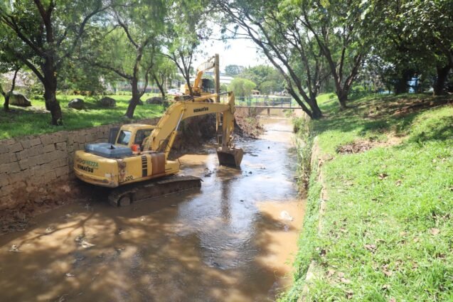 Louveira segue com ação de desassoreamento dos rios da cidade