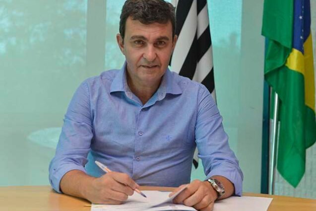 Ele foi condenado em ação civil pública por envolvimento em um esquema de corrupção que envolveu contratos fraudulentos entre a prefeitura, a autarquia SAAE (Serviço Autônomo de Água e Esgotos) e três empresas.