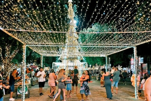 Papai Noel é recepcionado por crianças na Praça do Recanto em Mogi Guaçu