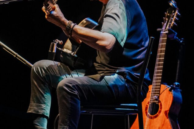 Paulinho Moska faz show em Hortolândia com violões feitos com madeira do incêndio do Museu Nacional