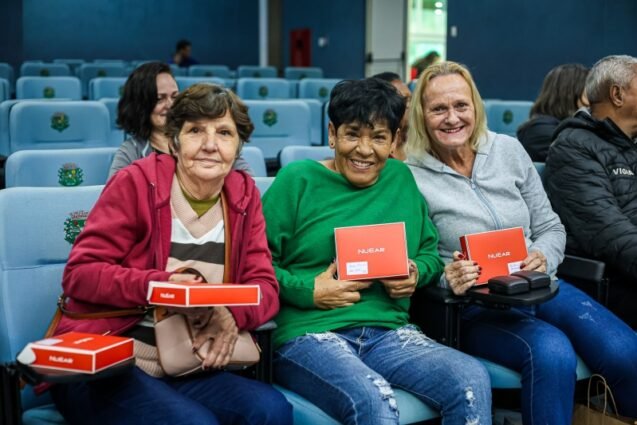 Paulínia entrega 285 aparelhos auditivos para pessoas com perdas auditivas