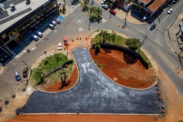 Rio Claro asfalta rotatória em nova etapa de obras na Rua 6 do Cervezão