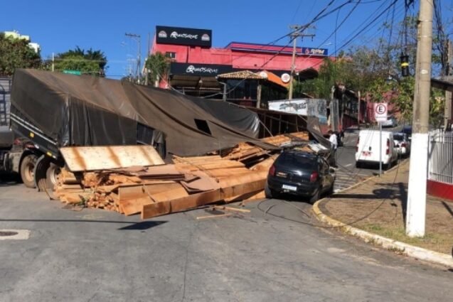Tombamento de carreta bloqueia trecho da Joaquim Alves Corrêa em Valinhos